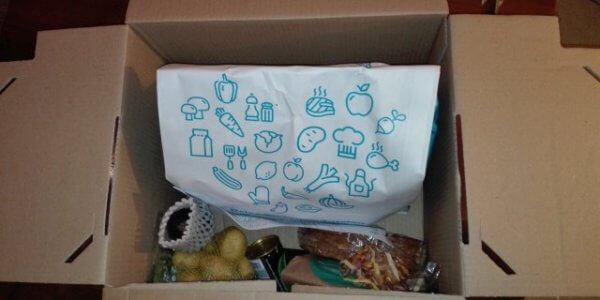 Geöffneter Versandkarton mit Lebensmitteln